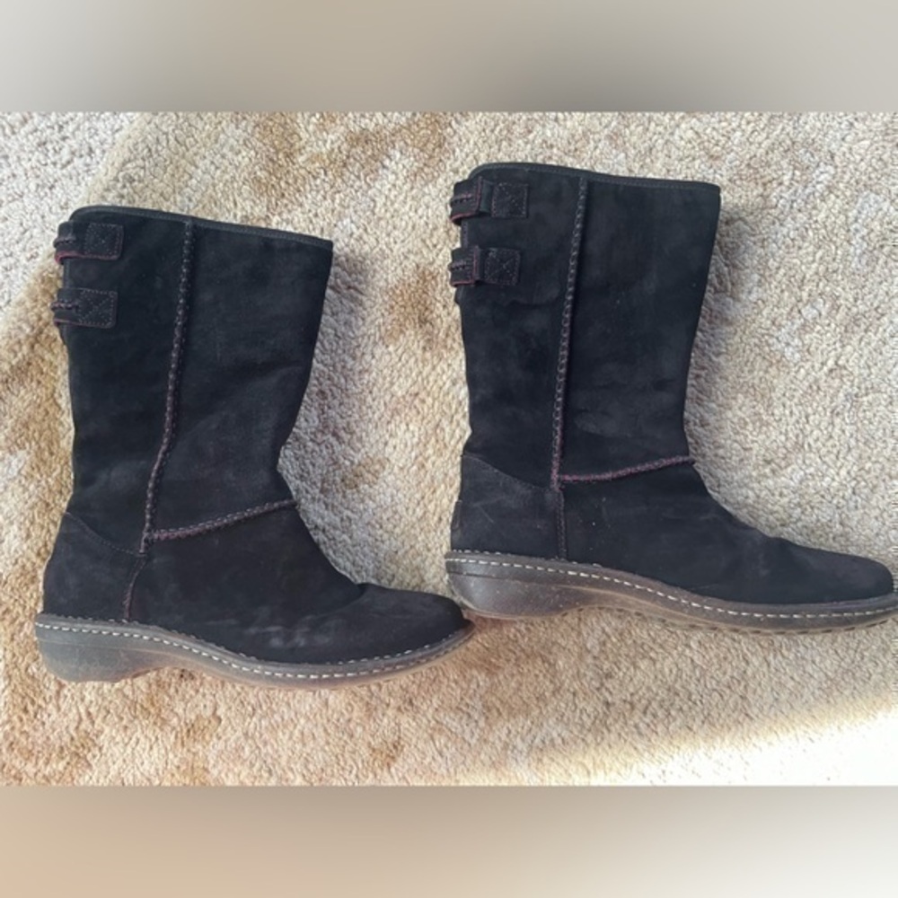 UGG Haywell pull on suede boot with Sherling lining woman's size 9